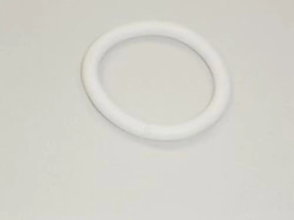 Weißer, runder O-Ring auf neutralem Hintergrund, hergestellt aus Silikon. Produkt stammt von der Marke Remeha.